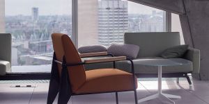 Wnętrze nowoczesnego apartamentowca z widokiem na panoramę miasta